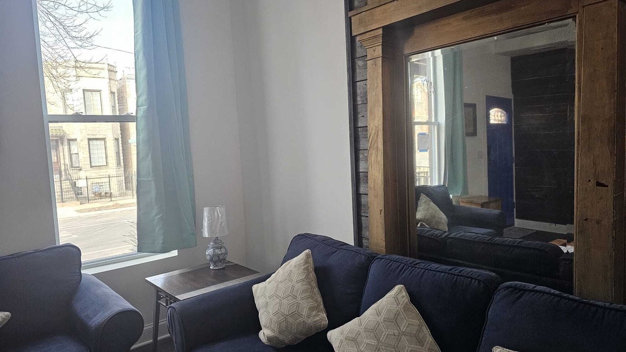 Photo of Livingroom in East Garfield Park
