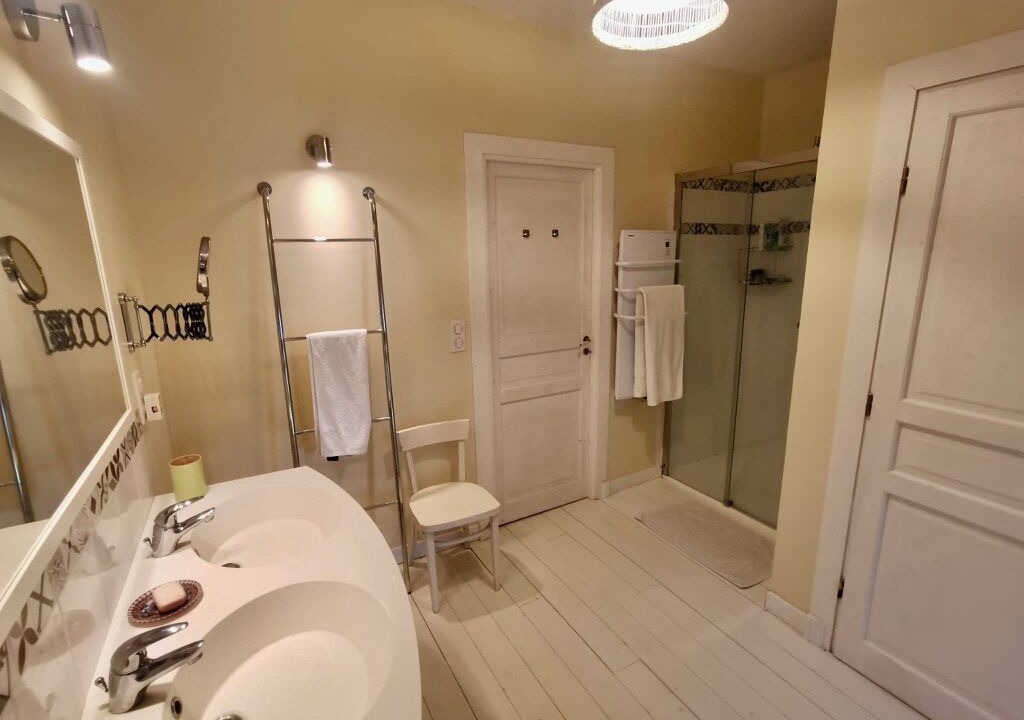Photo of Bathroom in Sauveterre-Saint-Denis