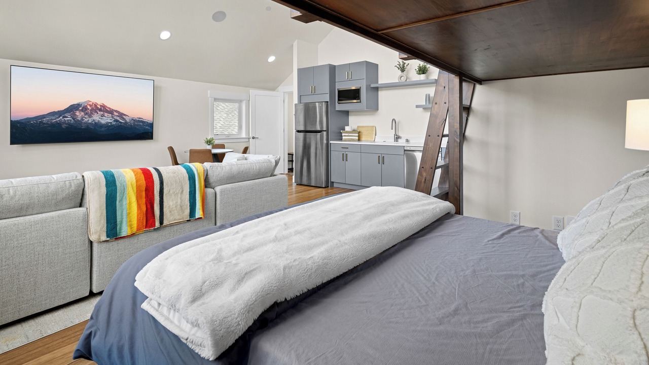 Photo of Bedroom in Roslyn