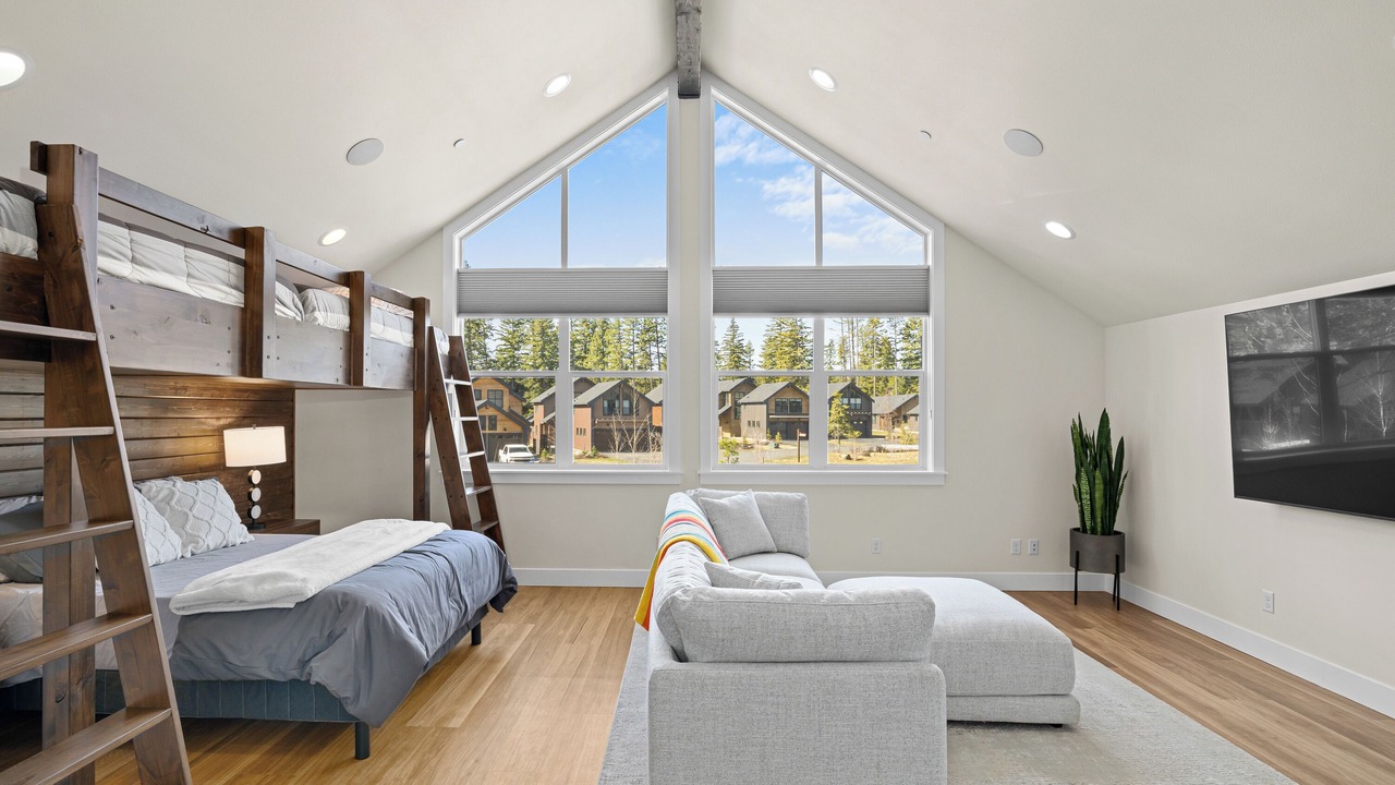 Photo of Bedroom in Roslyn