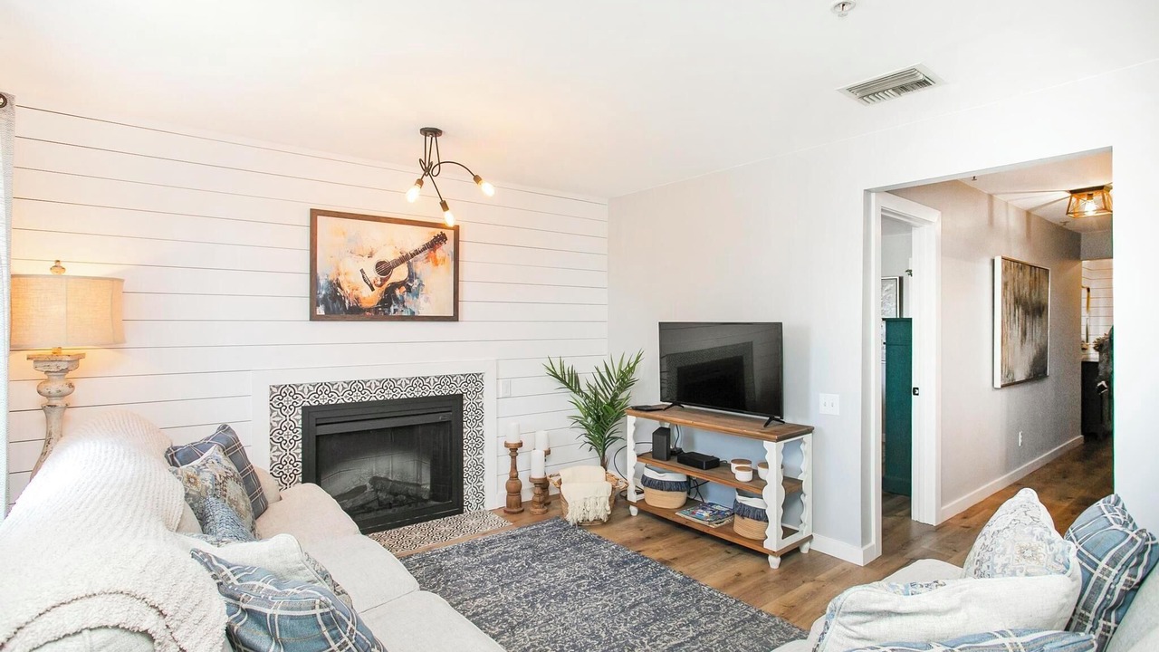 Photo of Livingroom in North Capitol