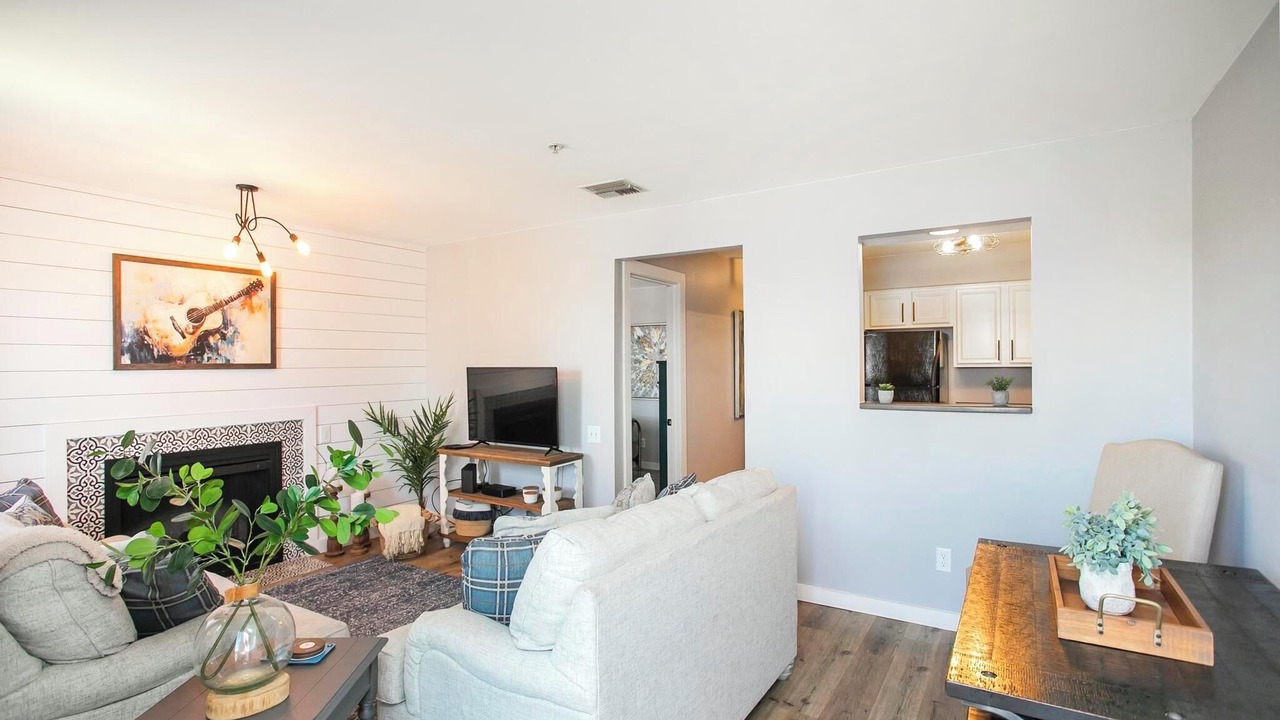 Photo of Livingroom in North Capitol