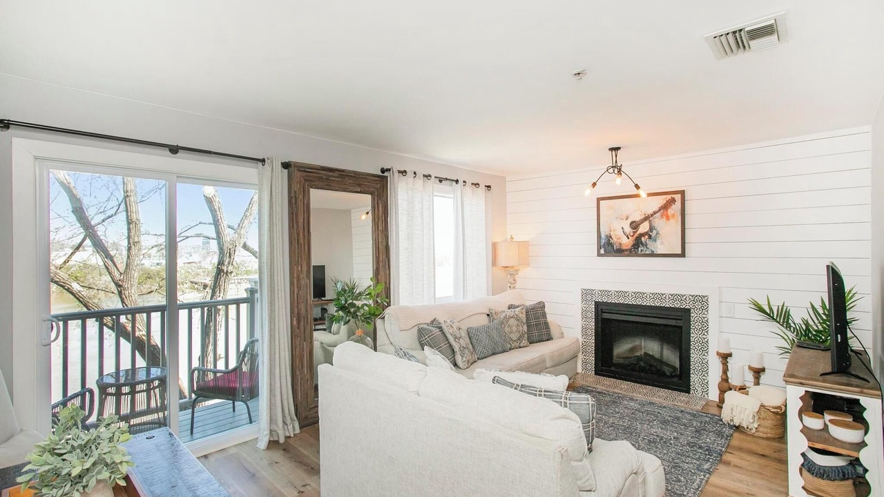 Photo of Livingroom in North Capitol
