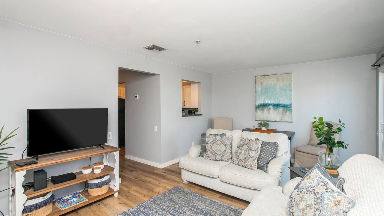 Photo of Livingroom in North Capitol