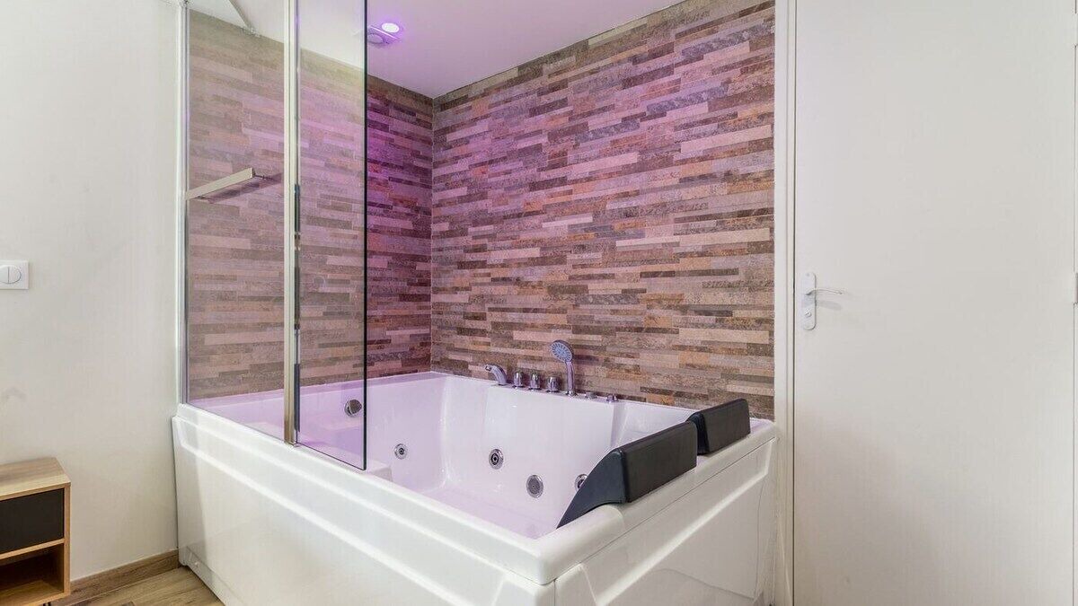 Photo of Bathroom in Villeneuve-le-Roi