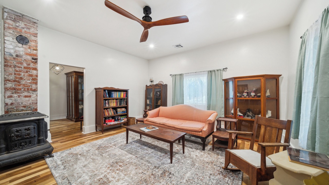 Photo of Livingroom in Broken Arrow