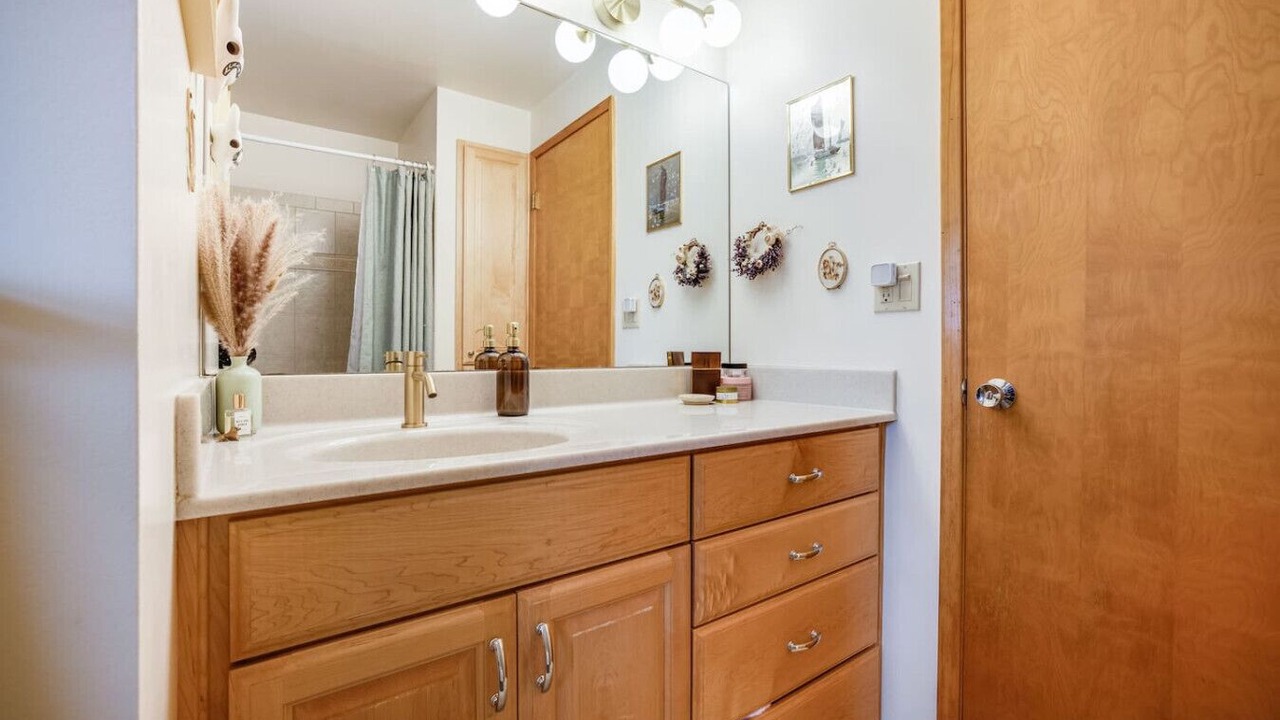 Photo of Bathroom in White Center