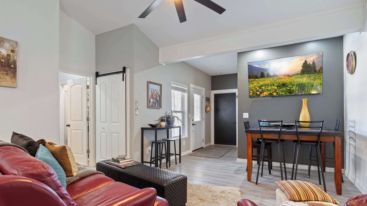 Photo of Livingroom in Linn Creek