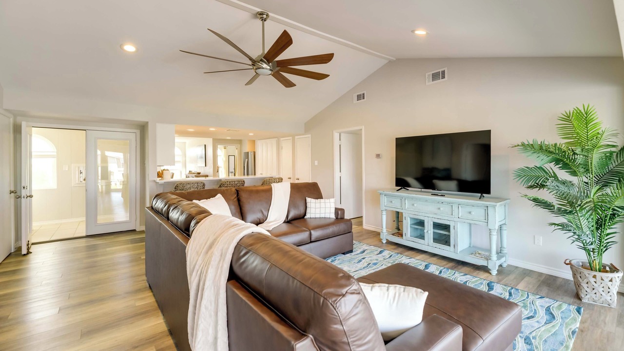 Photo of Livingroom in City-by-the Sea