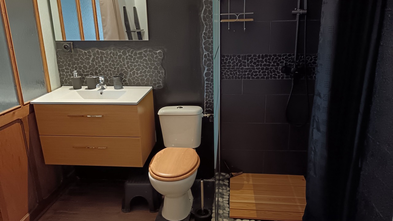 Photo of Bathroom in Javaugues