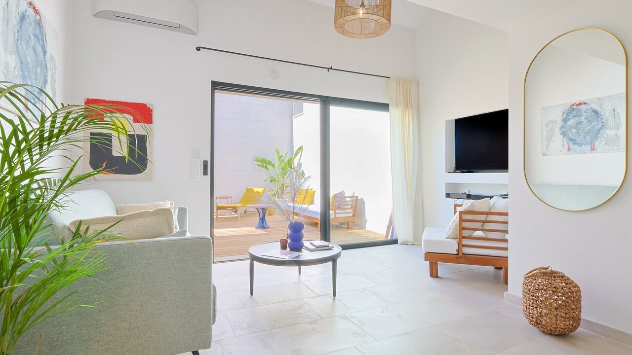 Photo of Livingroom in California - Pezou