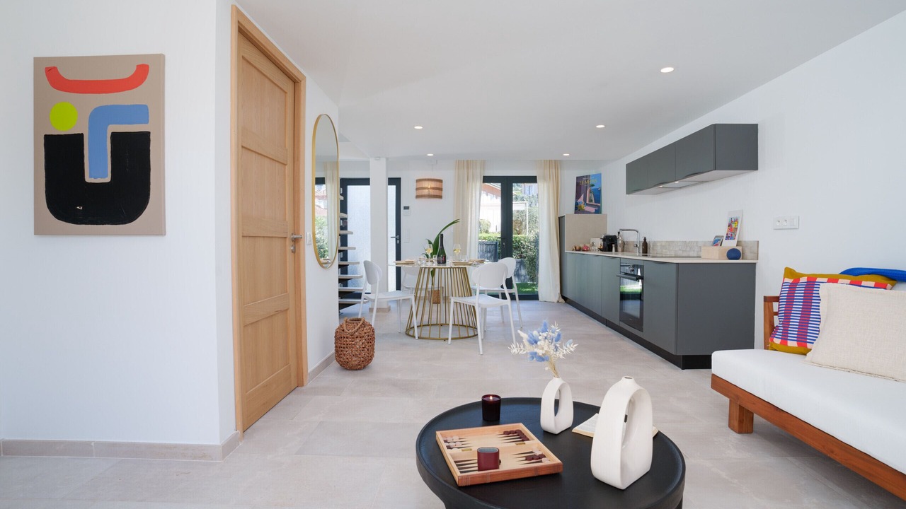 Photo of Livingroom in California - Pezou