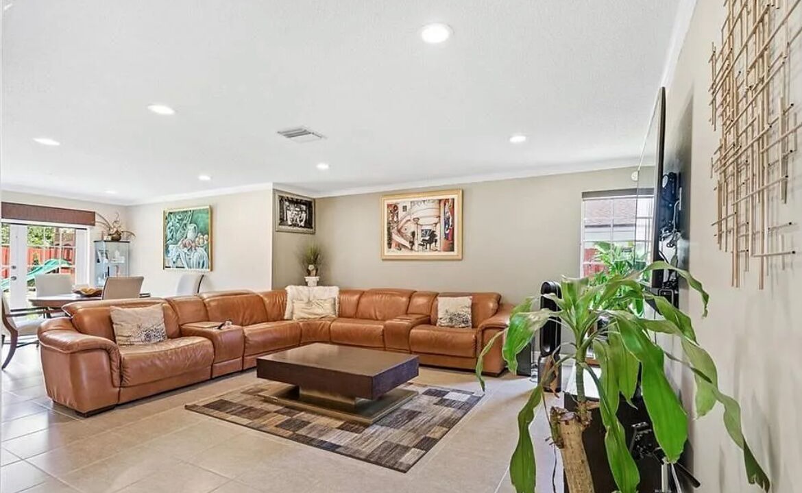 Photo of Livingroom in Cooper City
