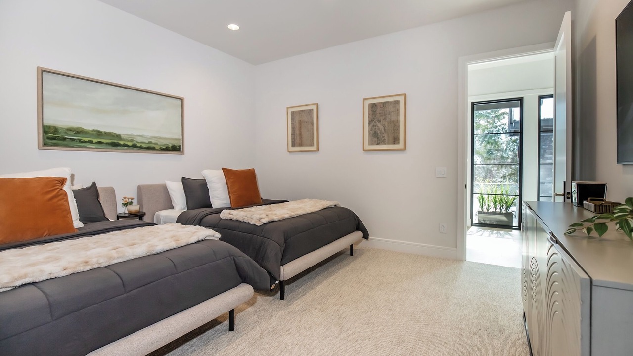 Photo of Bedroom in Roslyn