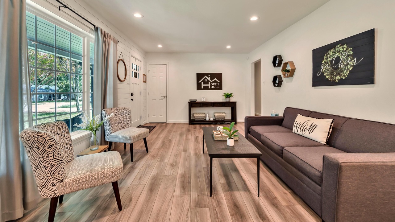 Photo of Livingroom in Austin Ave.