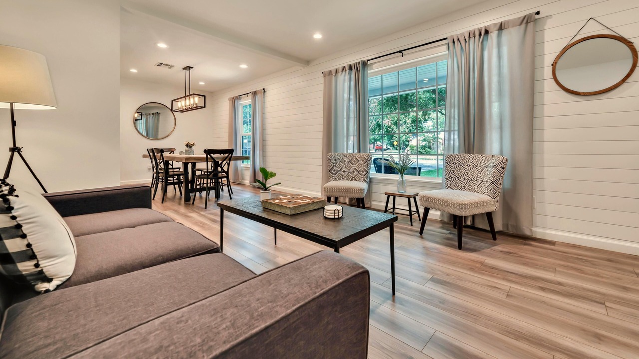 Photo of Livingroom in Austin Ave.