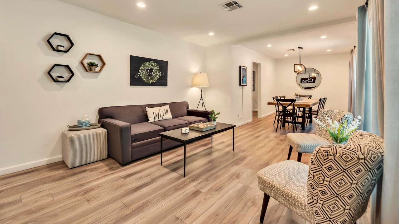 Photo of Livingroom in Austin Ave.