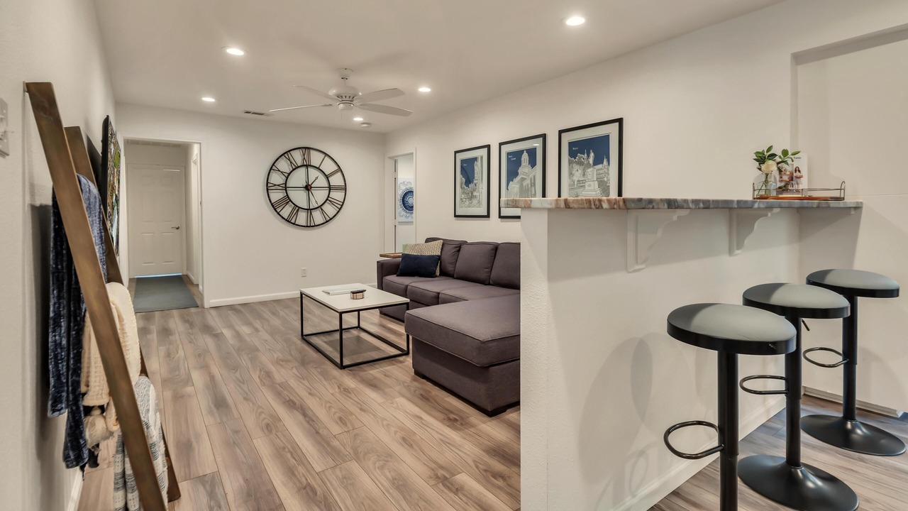 Photo of Livingroom in Austin Ave.