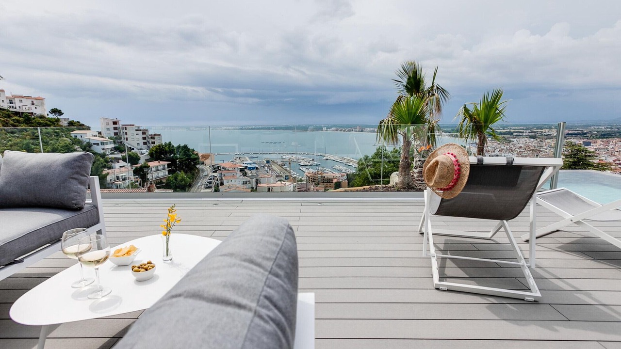 Photo of Patio Balcony in Roses Town Center
