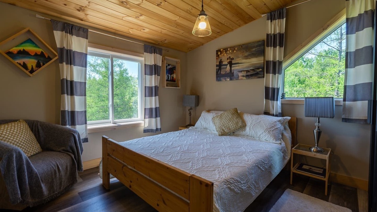 Photo of Bedroom in Colpoys Bay