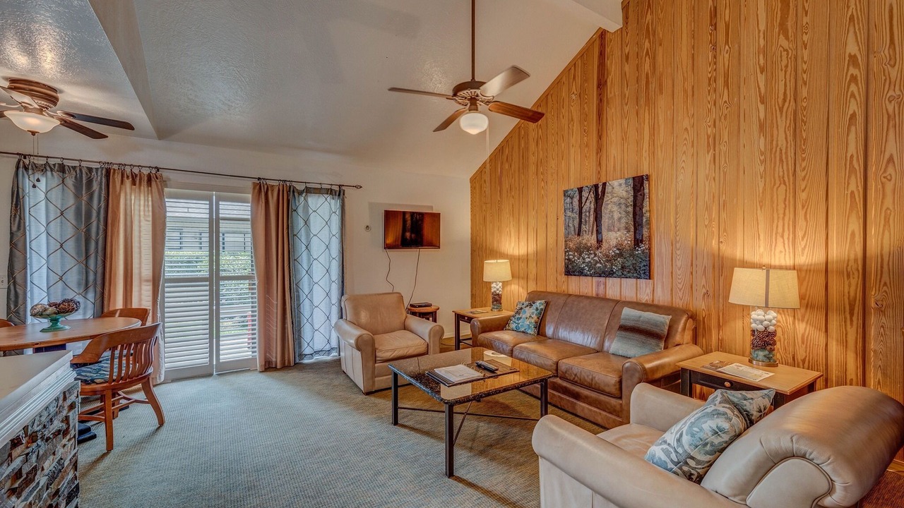 Photo of Livingroom in Crown Colony
