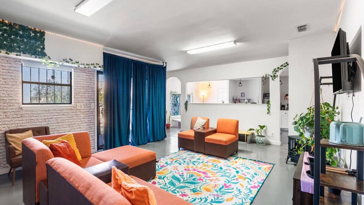 Photo of Livingroom in Western Division