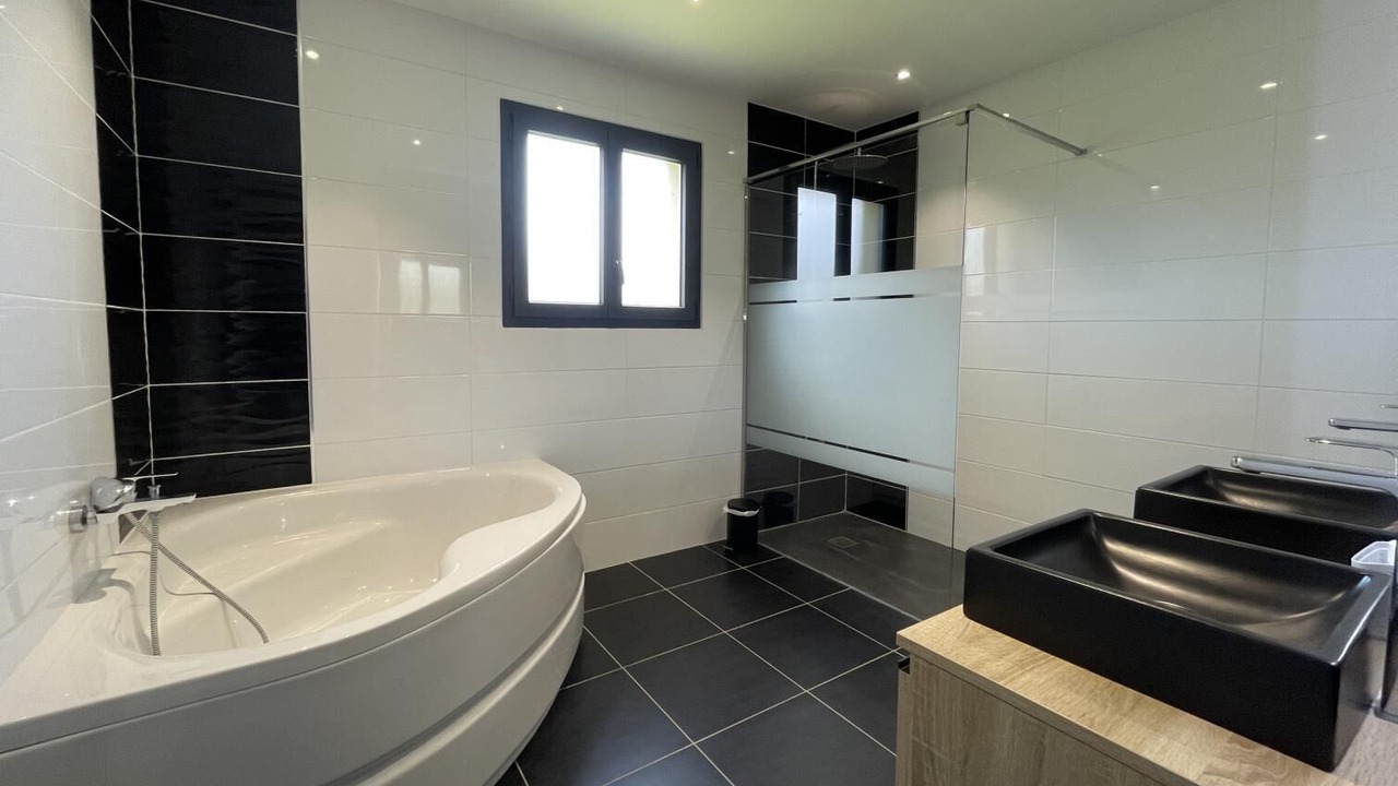 Photo of Bathroom in Mialos