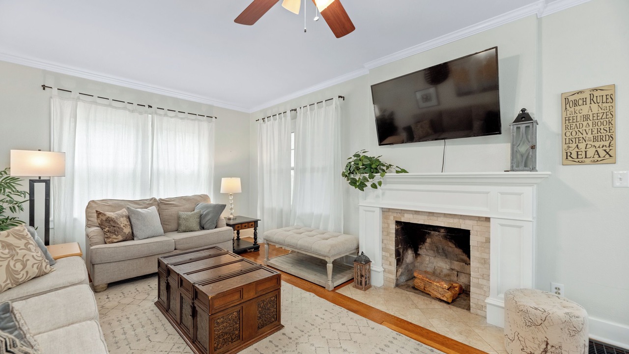 Photo of Livingroom in College Hill