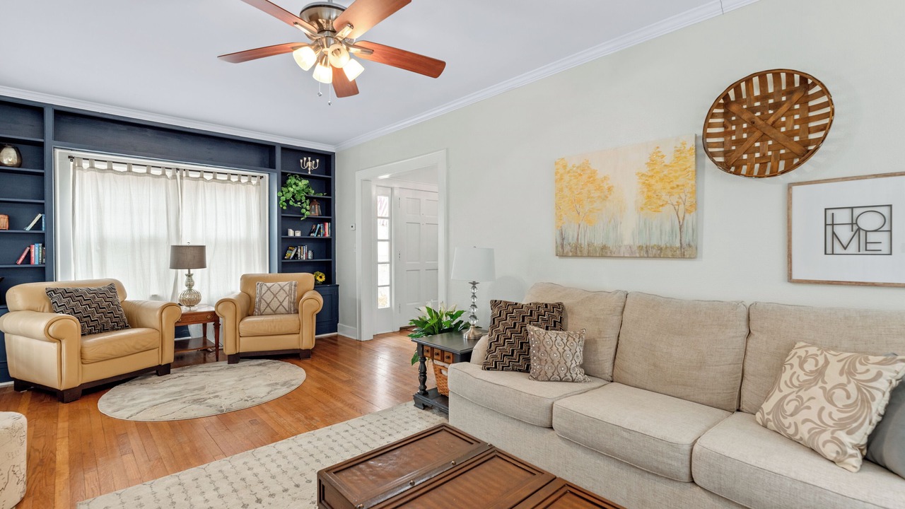 Photo of Livingroom in College Hill