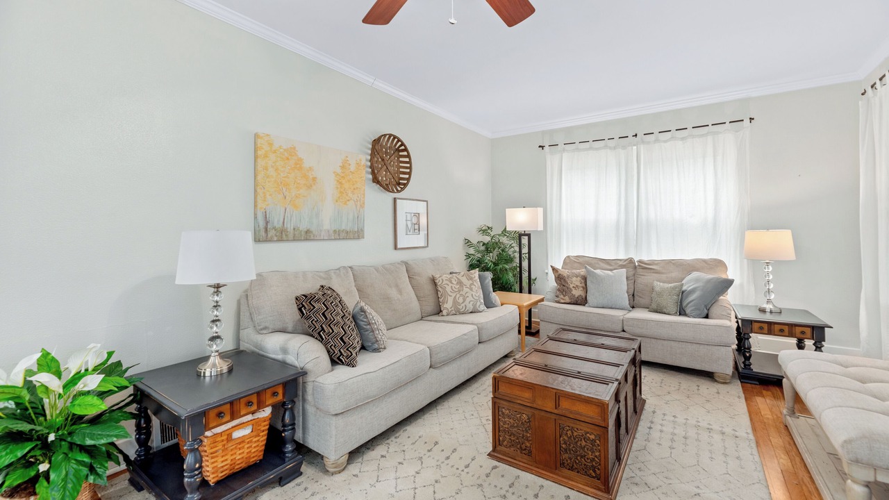 Photo of Livingroom in College Hill