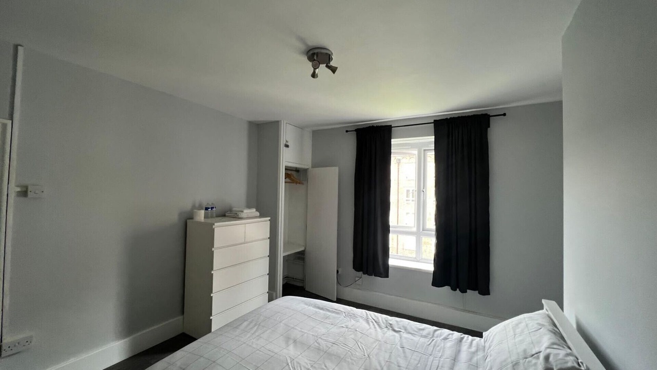 Photo of Bedroom in Oval