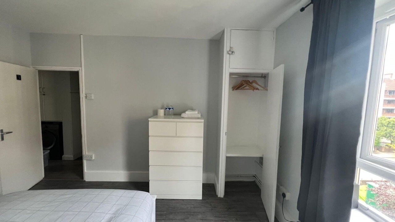 Photo of Bedroom in Oval