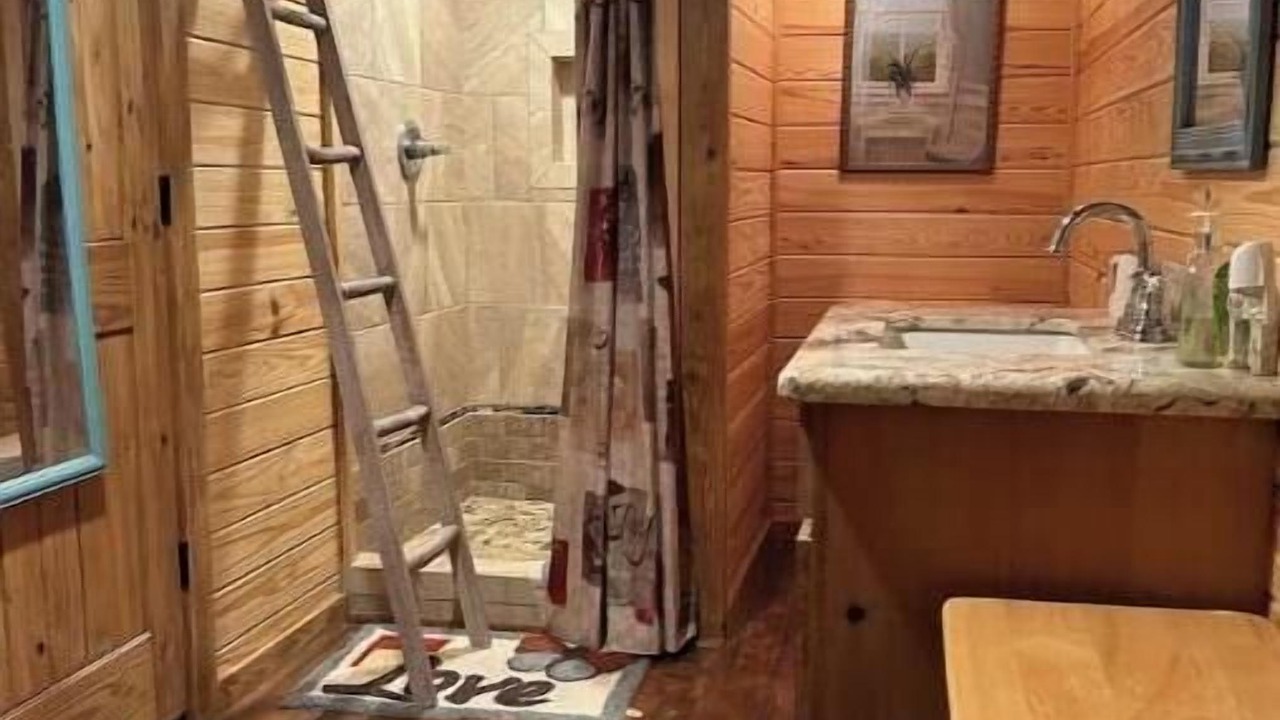 Photo of Bathroom in Broaddus