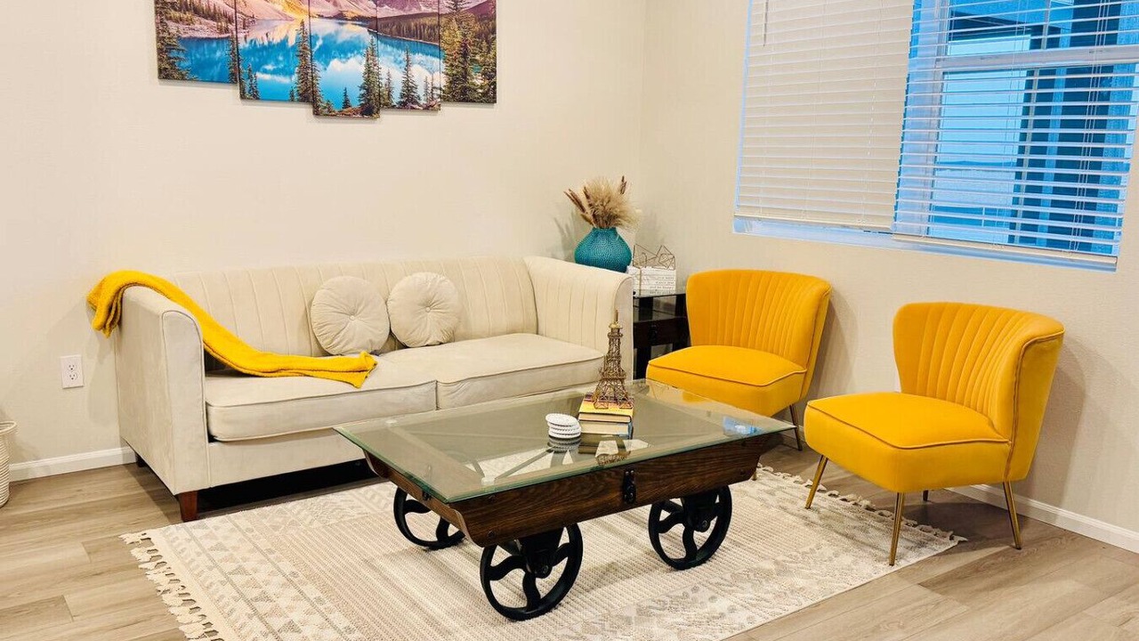 Photo of Livingroom in Aurora
