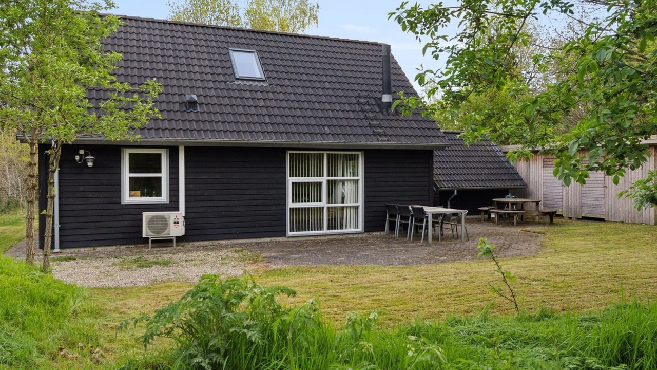 Photo of Others in Skygge