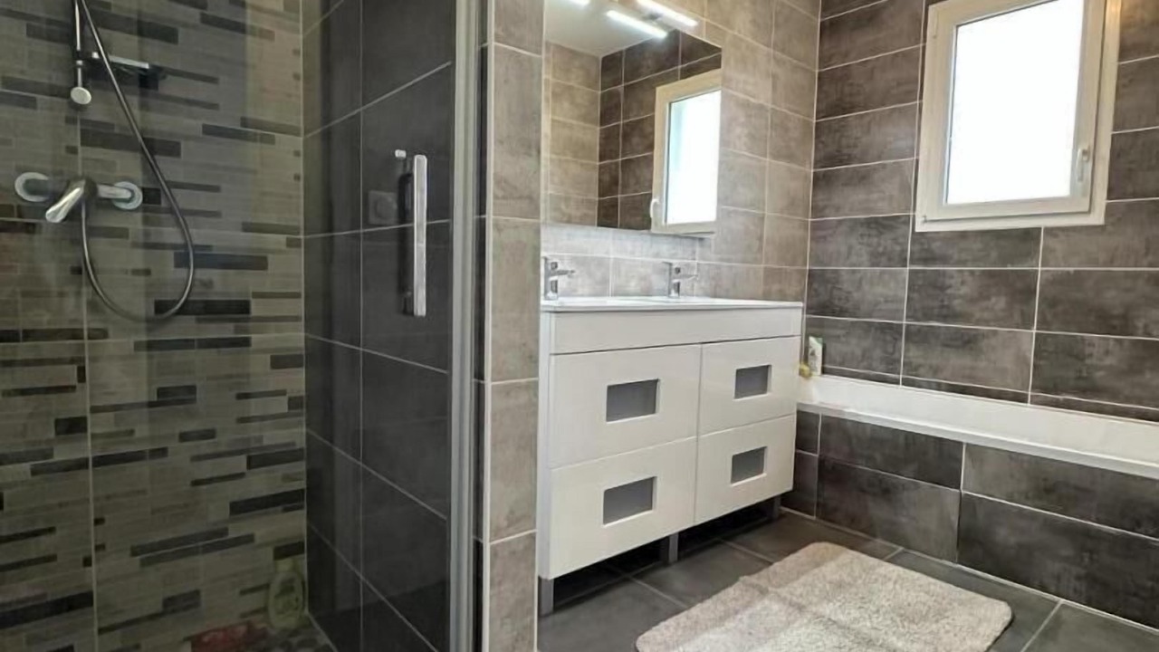 Photo of Bathroom in Escource