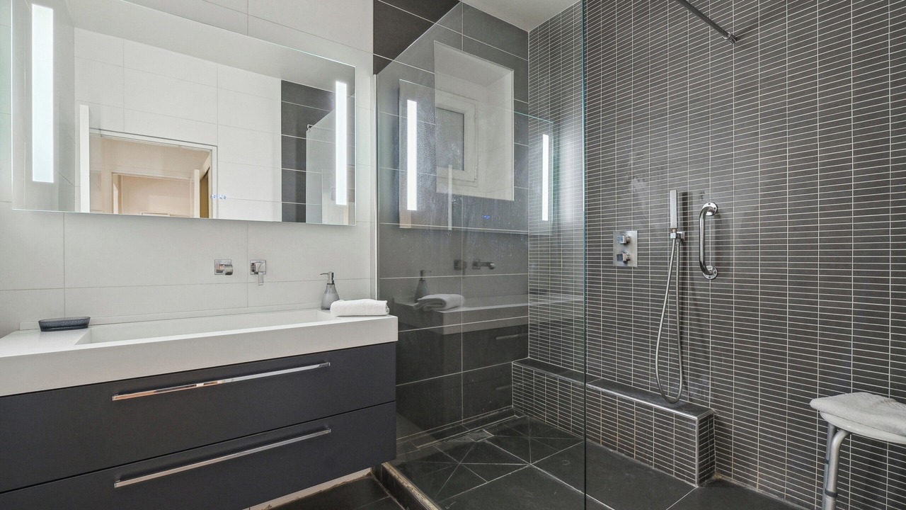 Photo of Bathroom in Quartier du Gros-Caillou