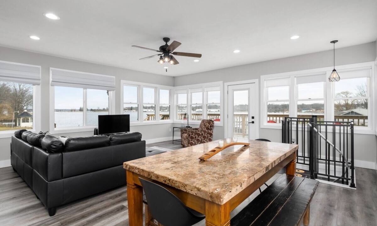 Photo of Livingroom in Montague