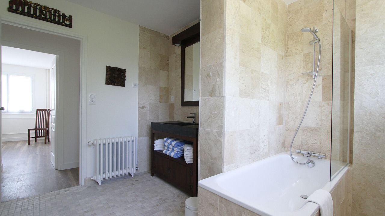 Photo of Bathroom in Saint-Aignan