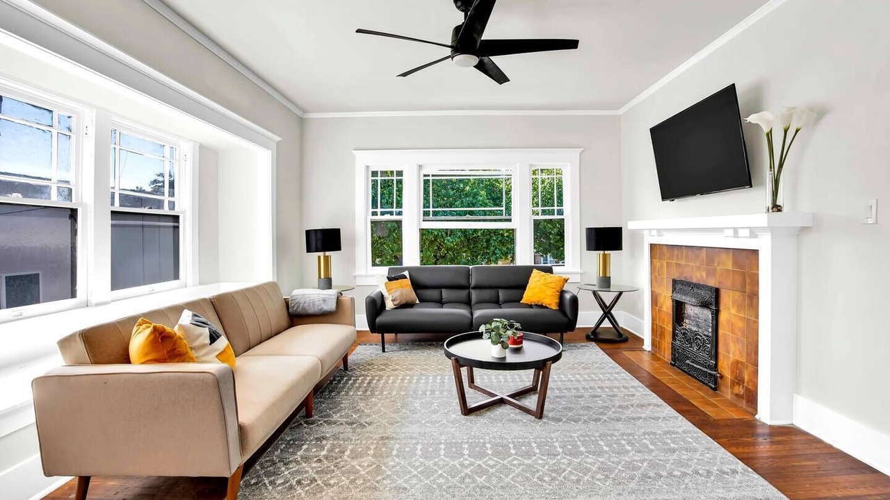 Photo of Livingroom in Pico-Union