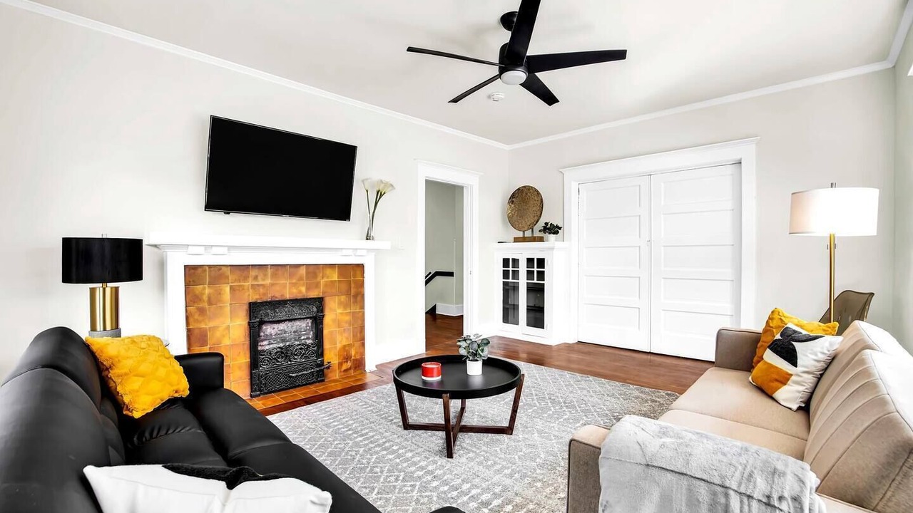 Photo of Livingroom in Pico-Union