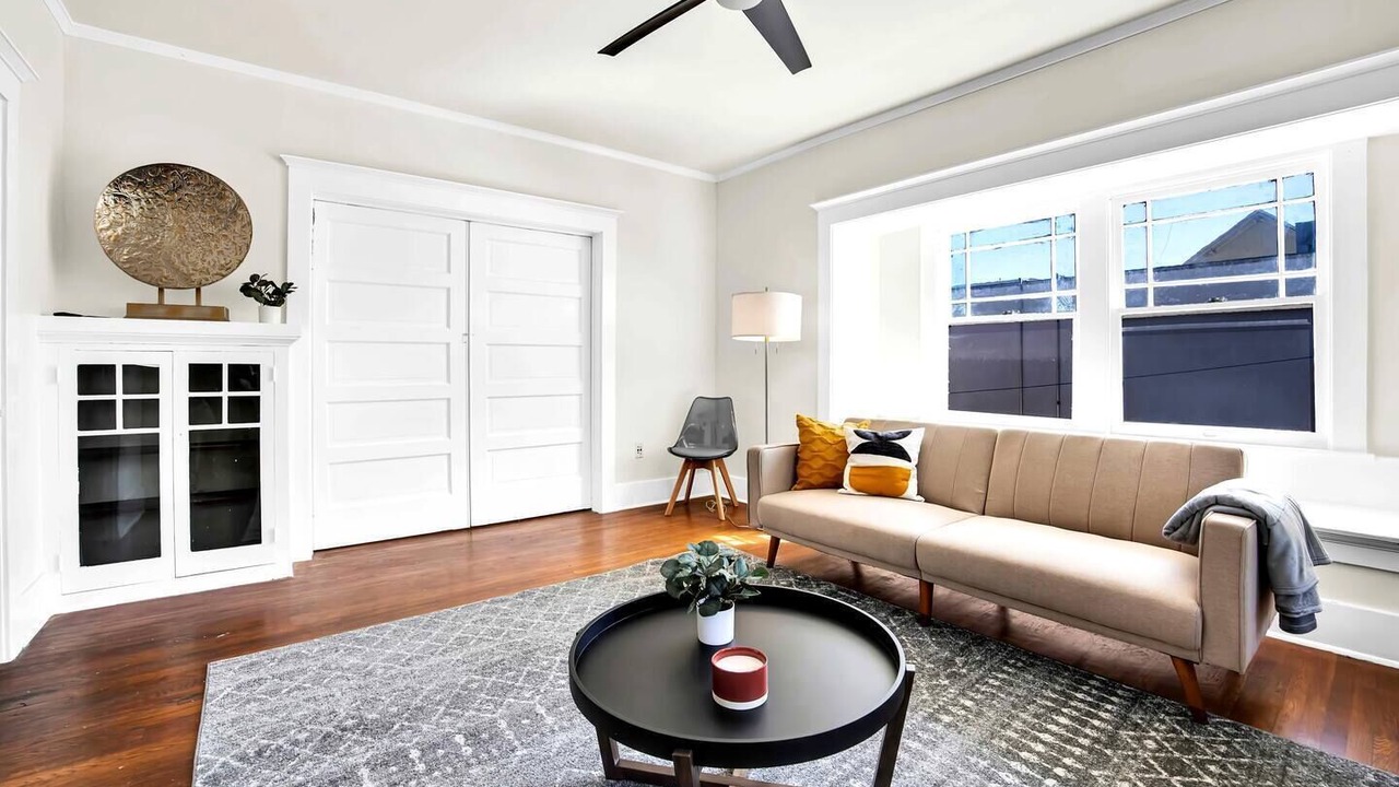 Photo of Livingroom in Pico-Union