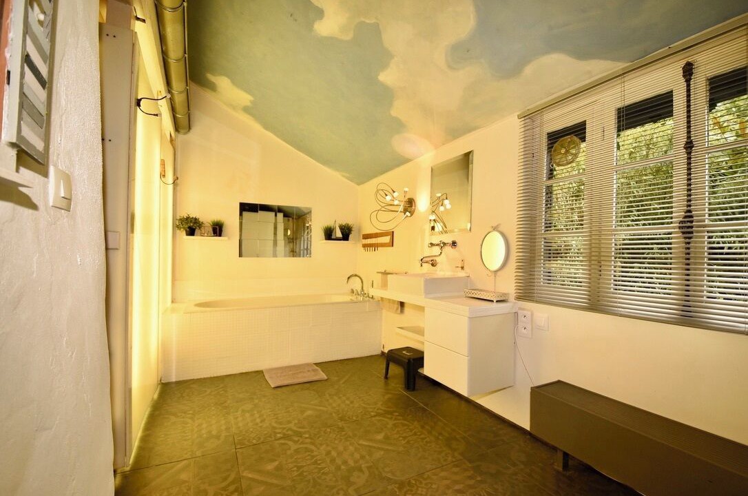 Photo of Bathroom in Rue