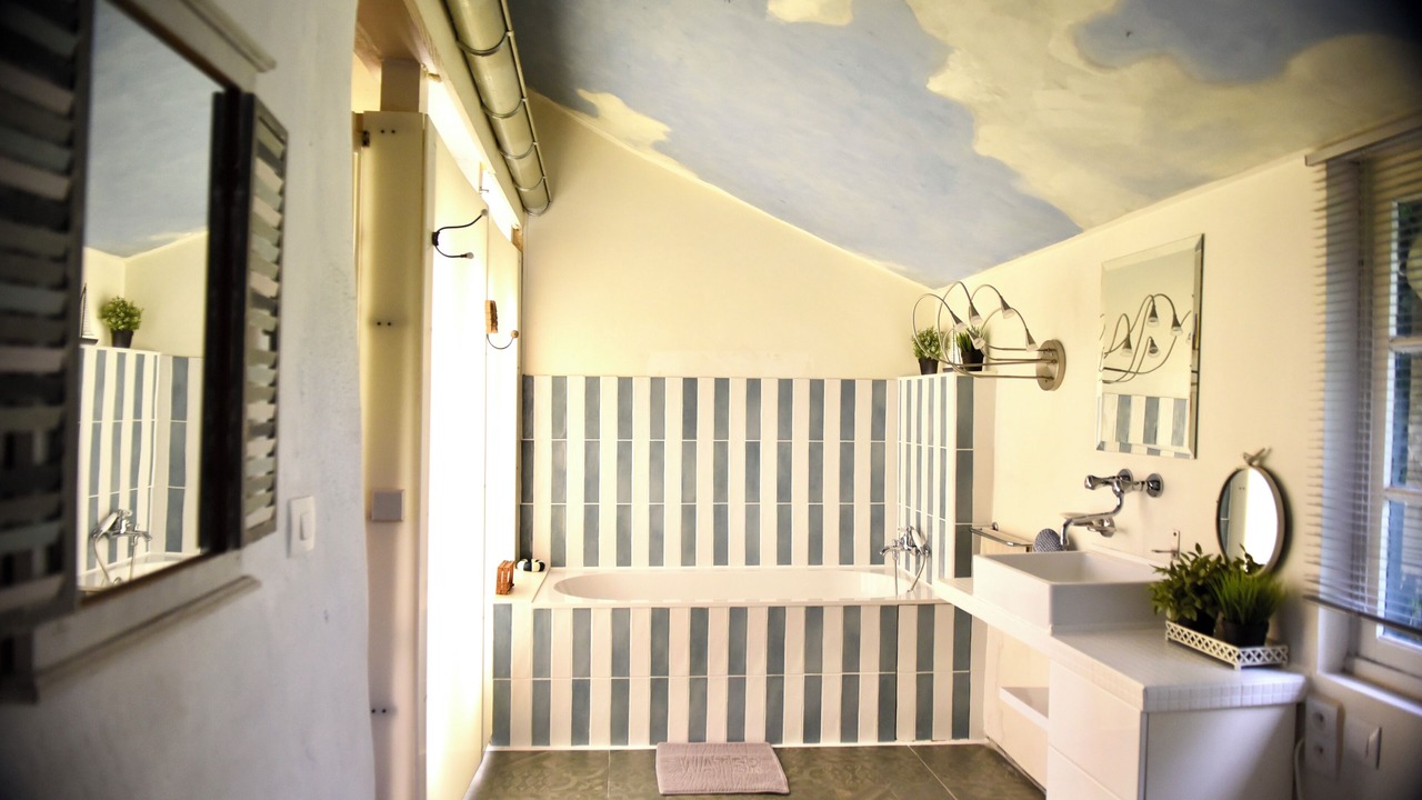 Photo of Bathroom in Rue
