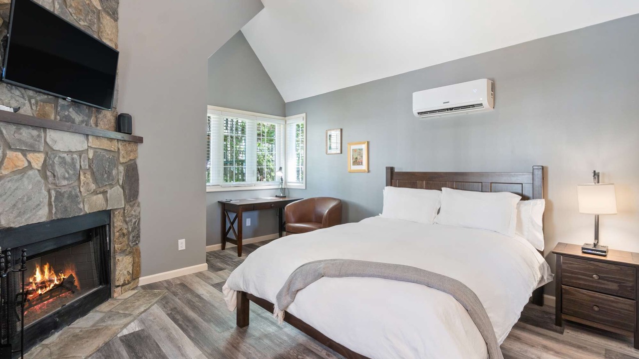 Photo of Bedroom in Eureka Springs Historic District