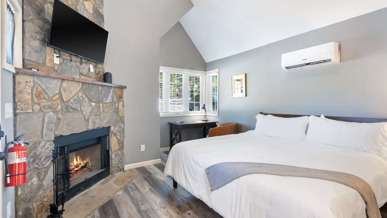Photo of Bedroom in Eureka Springs Historic District