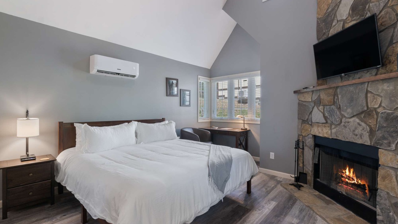 Photo of Bedroom in Eureka Springs Historic District
