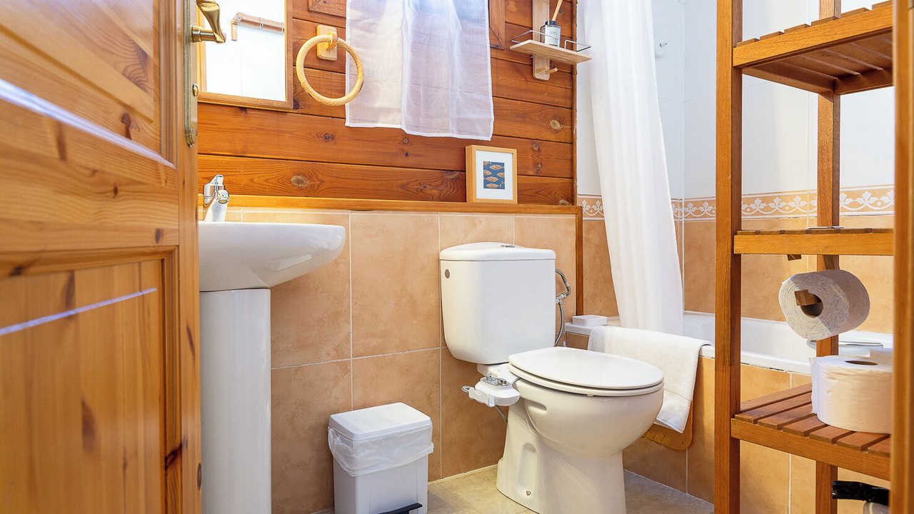 Photo of Bathroom in Incles