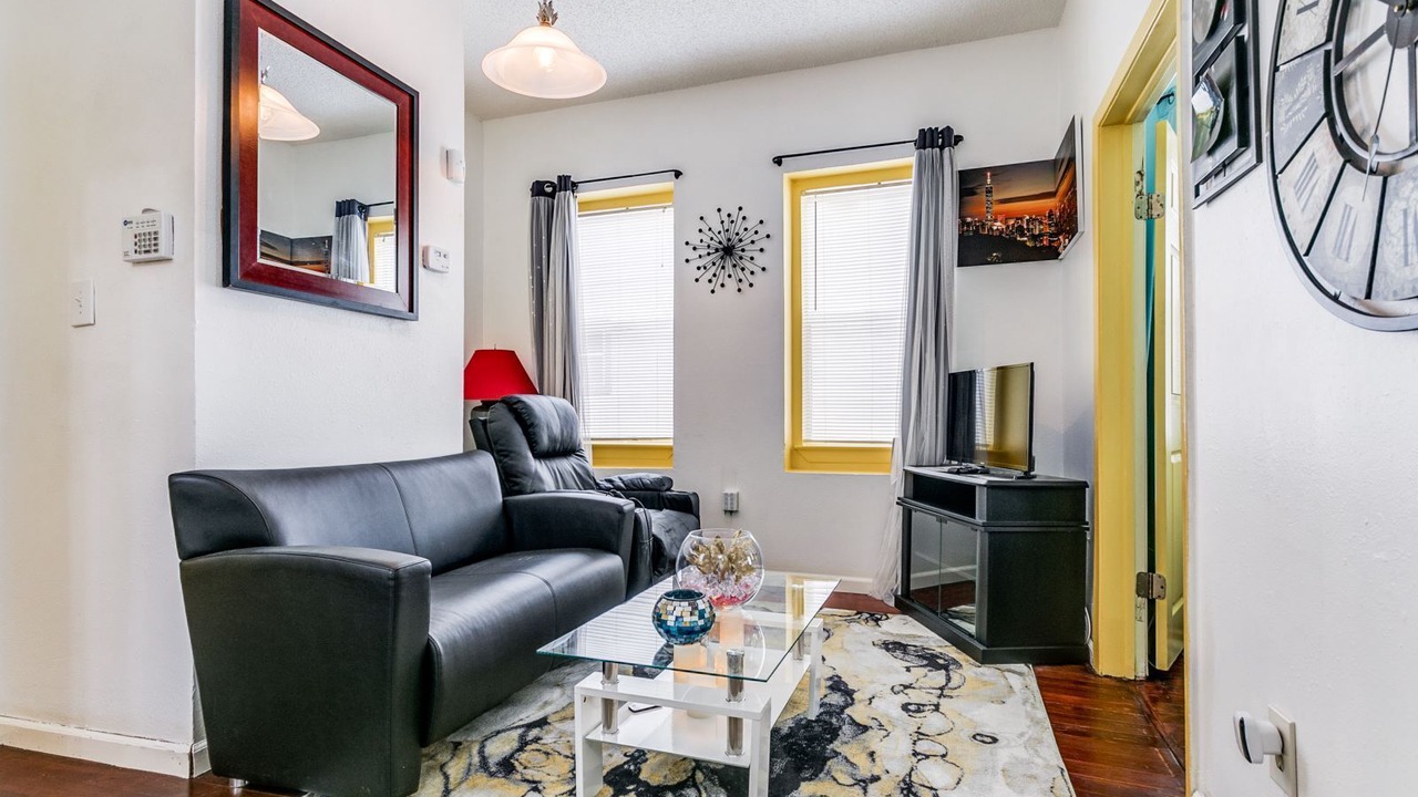 Photo of Livingroom in Government Hill