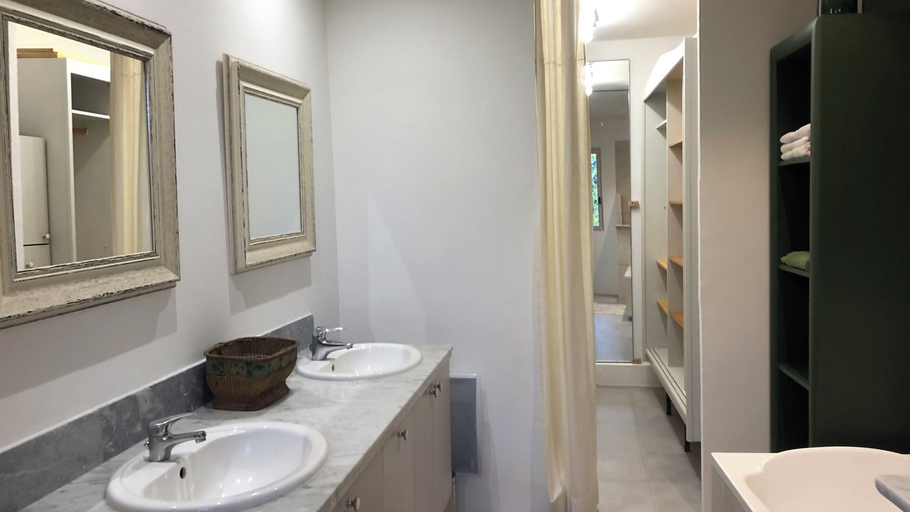Photo of Bathroom in Saint-Quentin-la-Poterie